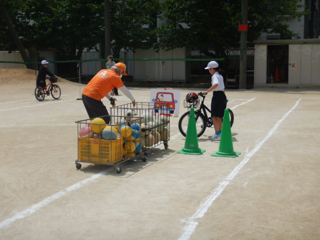 歩道上の障害物を避けて安全に走行する児童