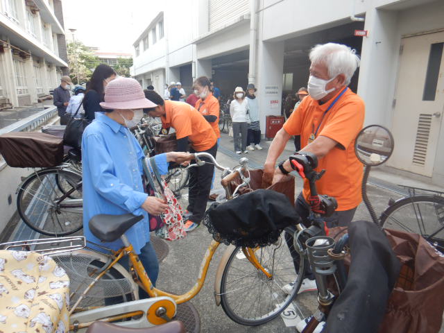 キャンペーン参加者の自転車前かごにひったくり防止カバーを取りつける