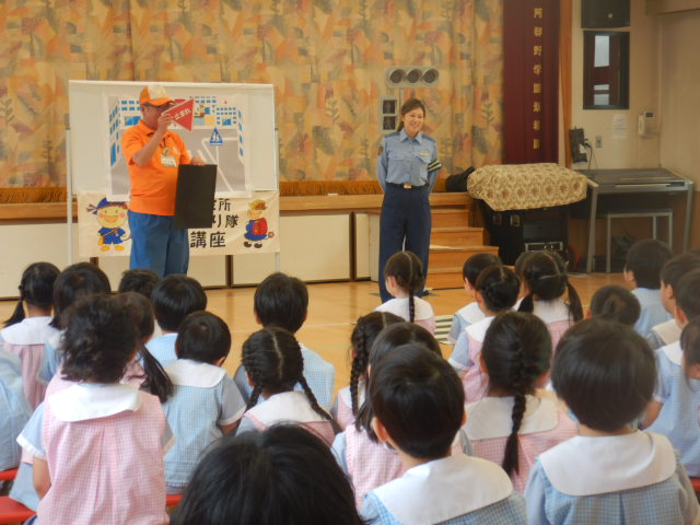止まれの標識を園児に見せて意味をたずねる