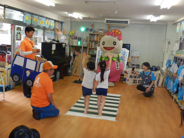 横断歩道を二人一組で安全にわたる練習をする園児