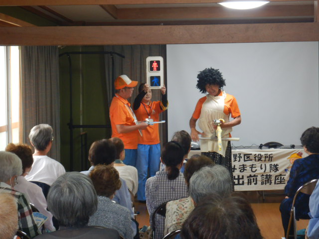 信号無視の取り締まりの様子を寸劇で演じる区役所職員