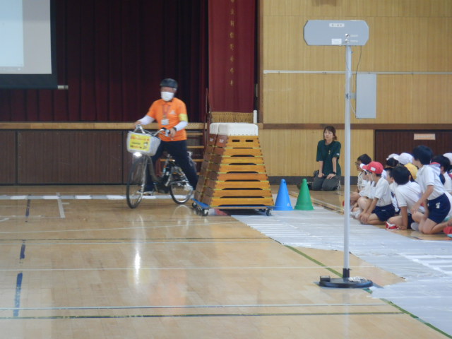 区役所職員が自転車の安全な走行を実演する