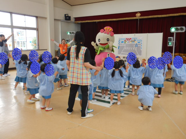 3歳児はあべのんと一緒に交通安全ストップ体操をおこなう