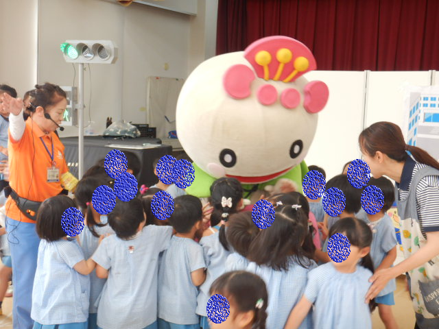 教室終了後あべのんに触れ合う園児たち