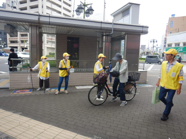 西田辺駅周辺で啓発ティッシュを配付するサイクルサポーター