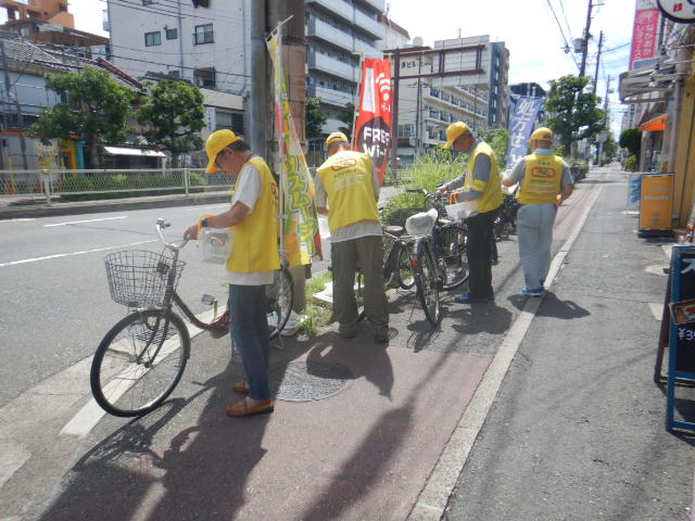 昭和町駅周辺の放置自転車に啓発札を取りつけるサイクルサポーター