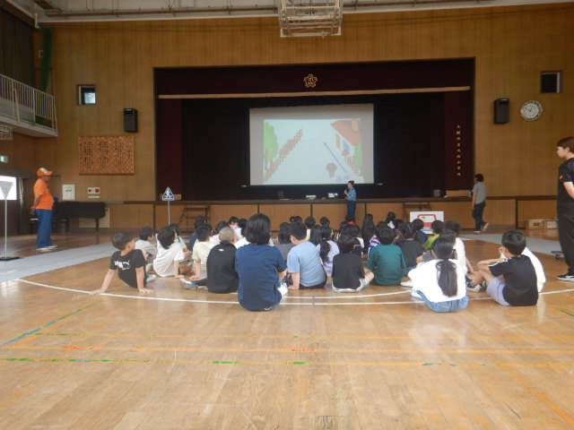 スクリーンに映写した映像で交通ルールを学ぶ