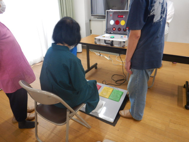 機材の点灯する色にあわせてステップを踏む参加者