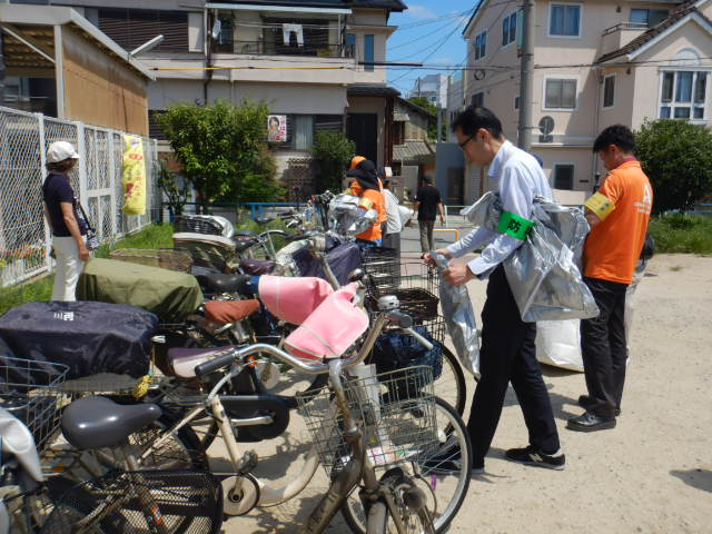 キャンペーン参加者の自転車前かごにひったくり防止カバーを取りつける
