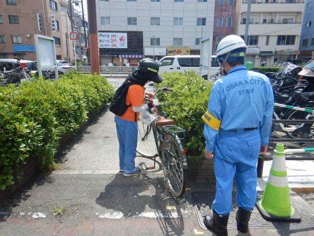 昭和町駅周辺、駐輪場横の放置自転車に啓発札を取りつける