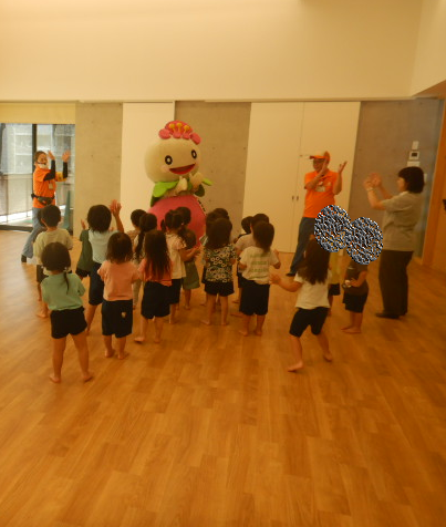 交通安全ストップ体操をおこなう3歳児たち
