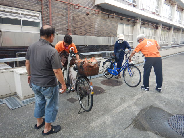 キャンペーン参加者の自転車にひったくり防止カバーの取りつけと啓発物品を配付