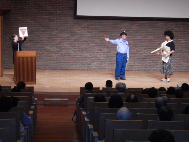 「指定場所一時不停止（止まれの標識）」の取り締まりの様子を寸劇でおこなう