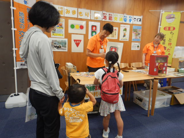 大会議室前の地域みまもり隊のブースで信号のルールを学ぶ参加者