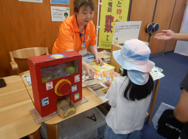 ガチャで選択した啓発物品を受け取る参加者