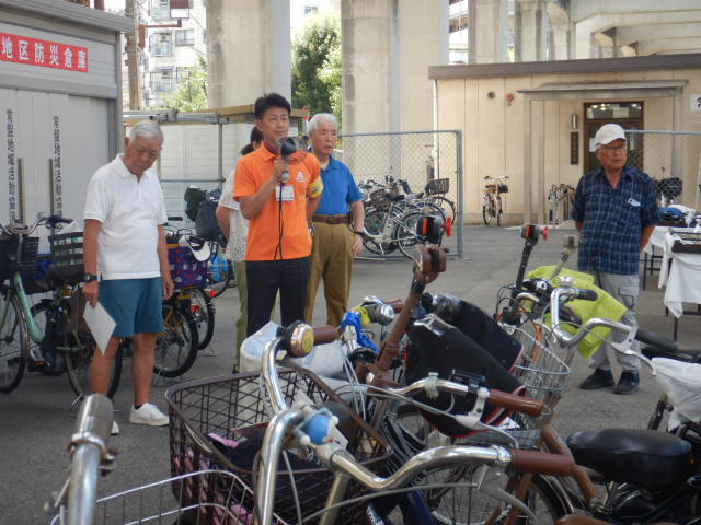 キャンペーン参加者に自転車のルールを守ってほしいと呼びかける区役所職員
