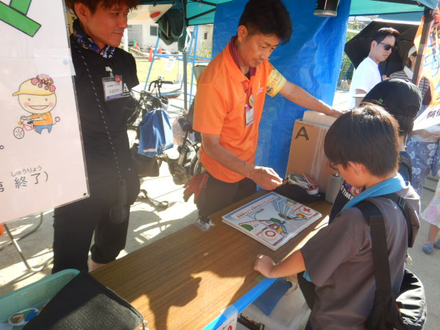 自転車のルールについて学ぶ参加者