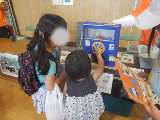 啓発物品を選択するガチャをまわす参加者
