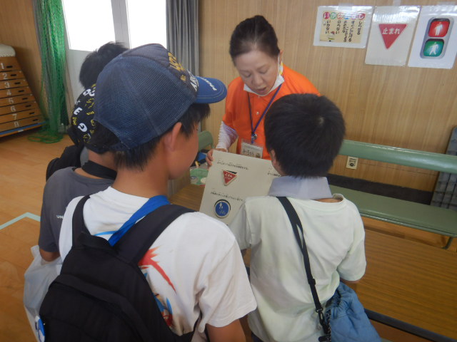 標識を選ぶクイズで参加者に道路標識を学んでもらう