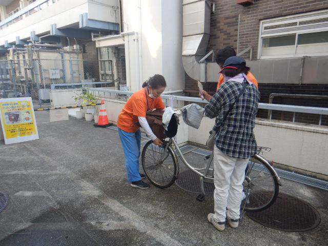 キャンペーン参加者にひったくり防止カバーを取りつける