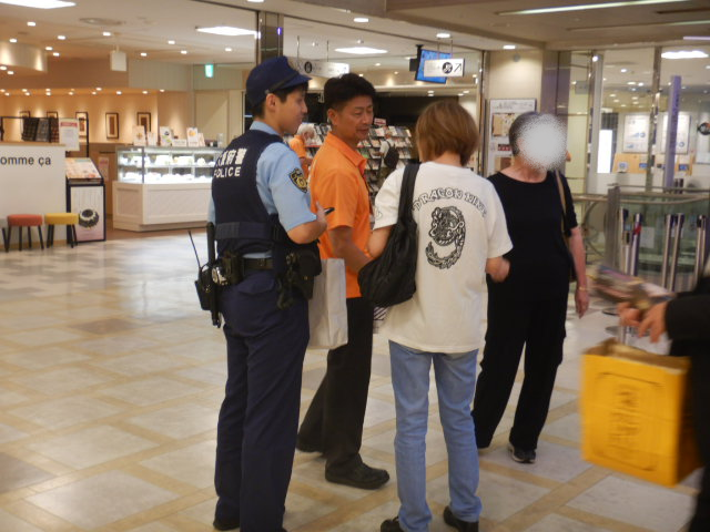 特殊詐欺被害防止を呼びかける区役所職員と警察官