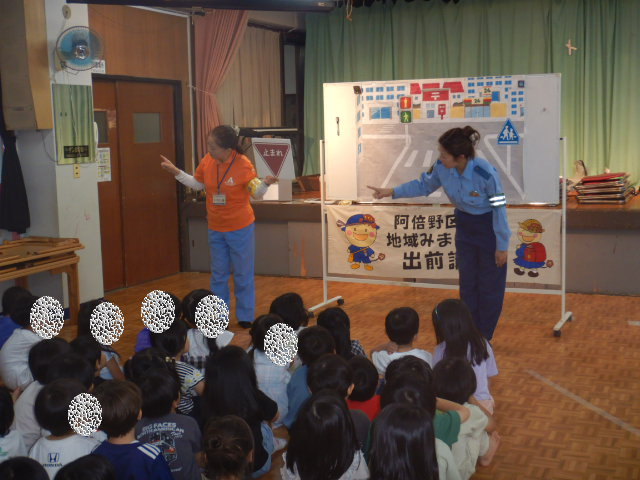 止まれの標識を見せて左右の確認を練習