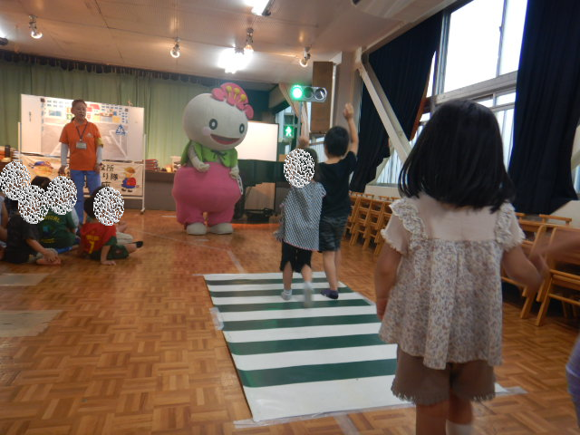 青信号を確認し安全に横断歩道をわたる練習