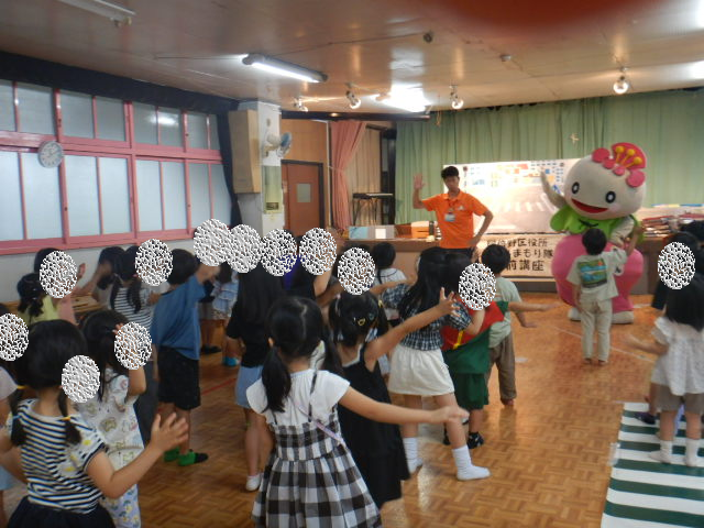 あべのんと一緒に交通安全ストップ体操をおこなう園児たち
