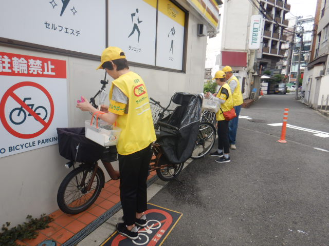 駐輪禁止場所に放置された自転車に啓発札を取りつける