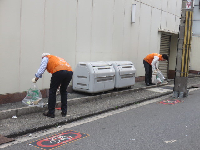 阿倍野筋の路地を清掃する様子