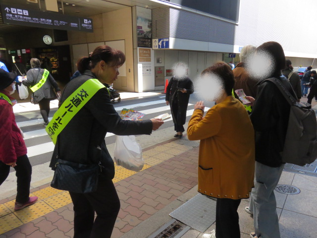 交通安全を呼びかける街頭啓発の様子