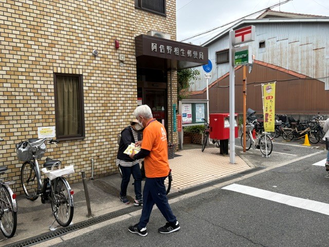 相生郵便局前で特殊詐欺被害防止啓発をおこなう