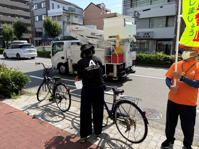 西田辺駅周辺の放置自転車に啓発札を取りつける区役所職員