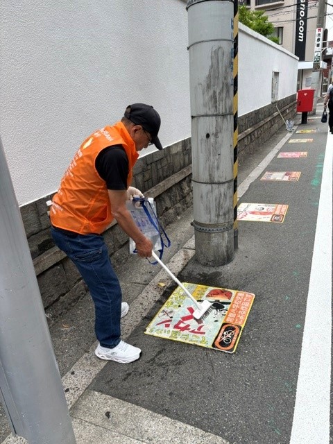 児童絵画路面シートを清掃する