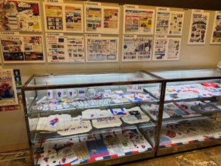 グッズを展示したショーケースの様子