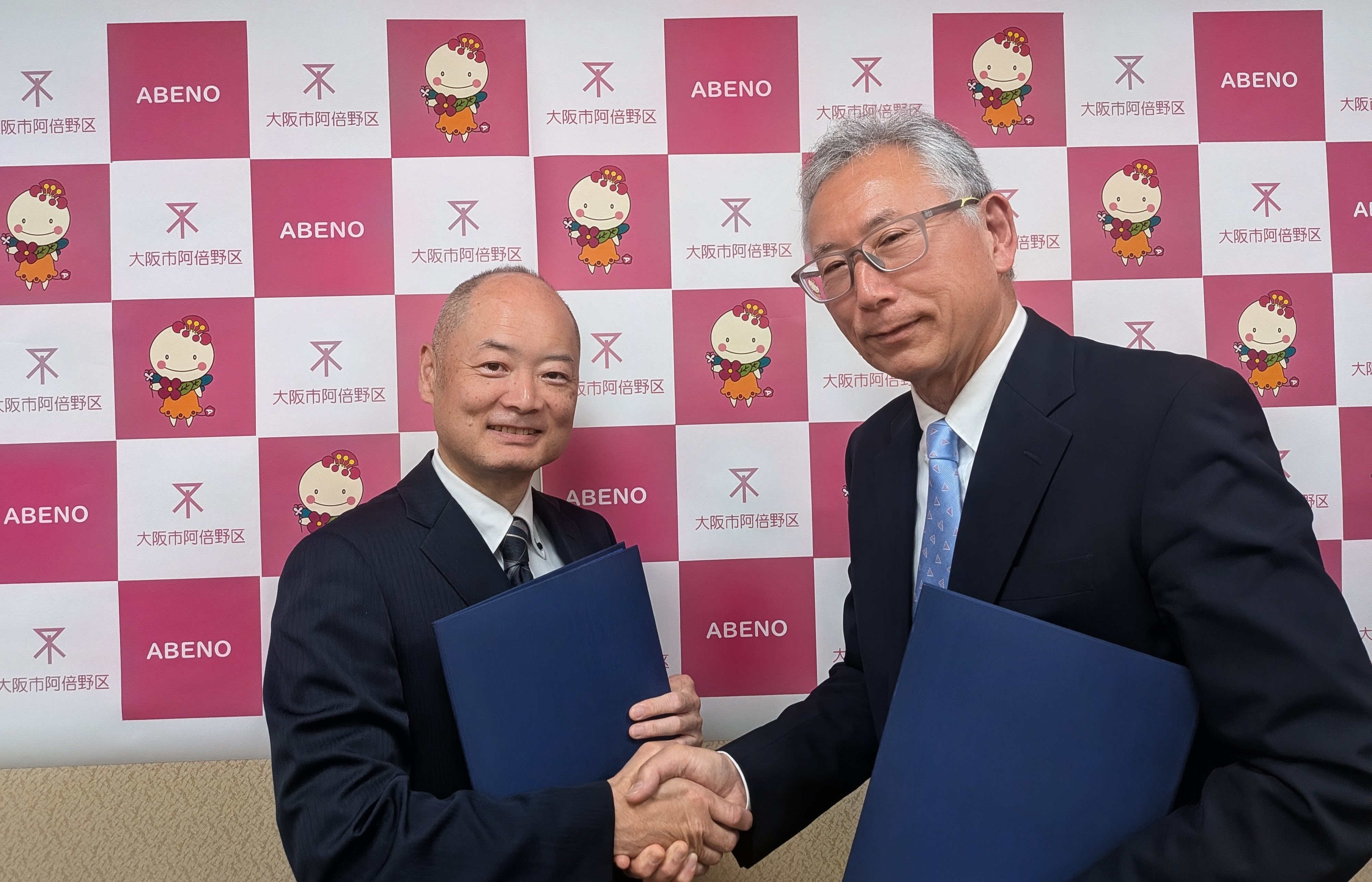 協定締結写真　握手