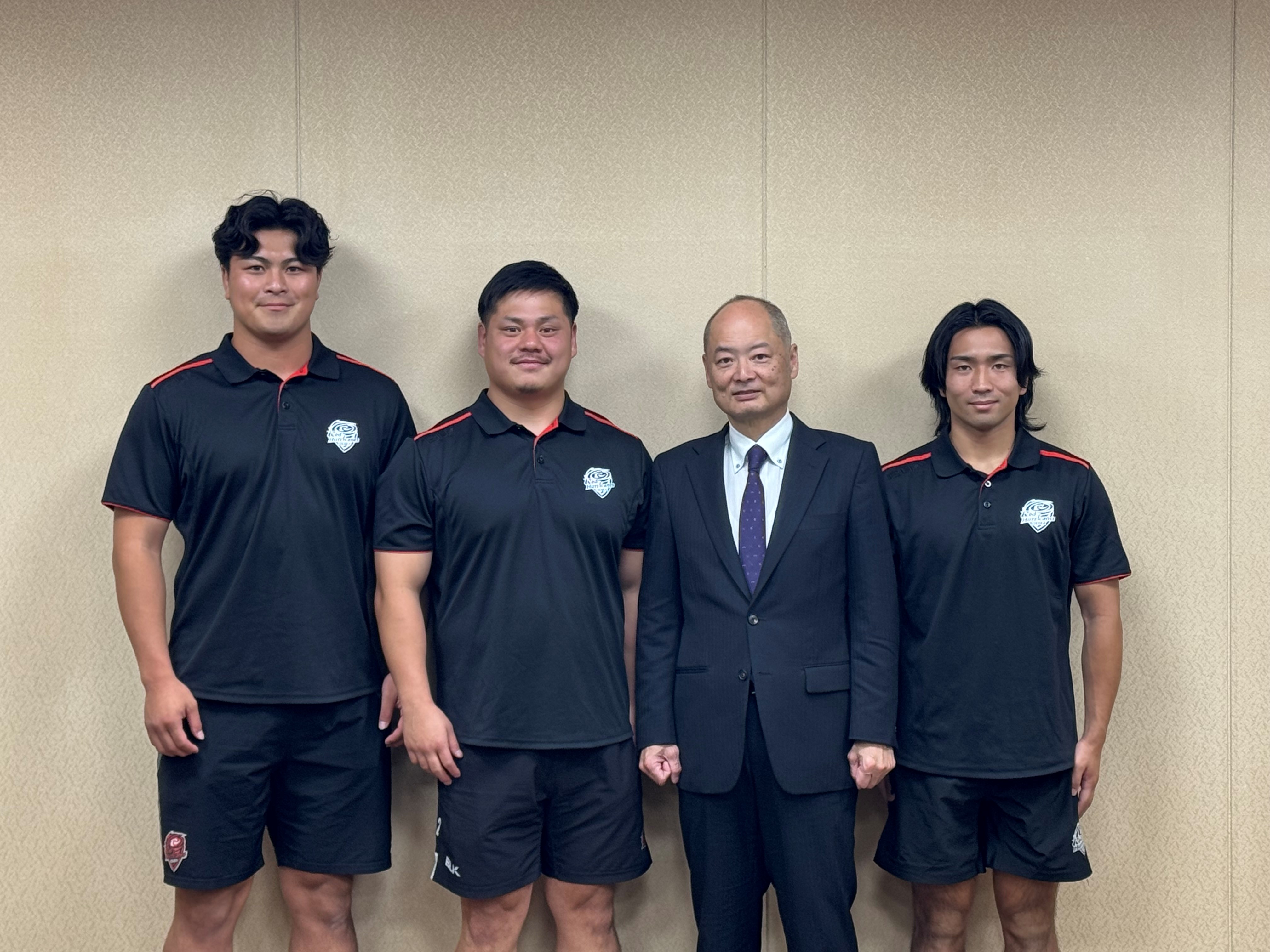 青柳区長と選手の集合写真