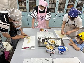 春巻きに入れるバナナを切っている写真