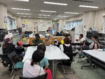紙芝居を聞いている写真