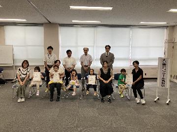 「よい歯のコンクール」で表彰を受けた親子のみなさんの写真
