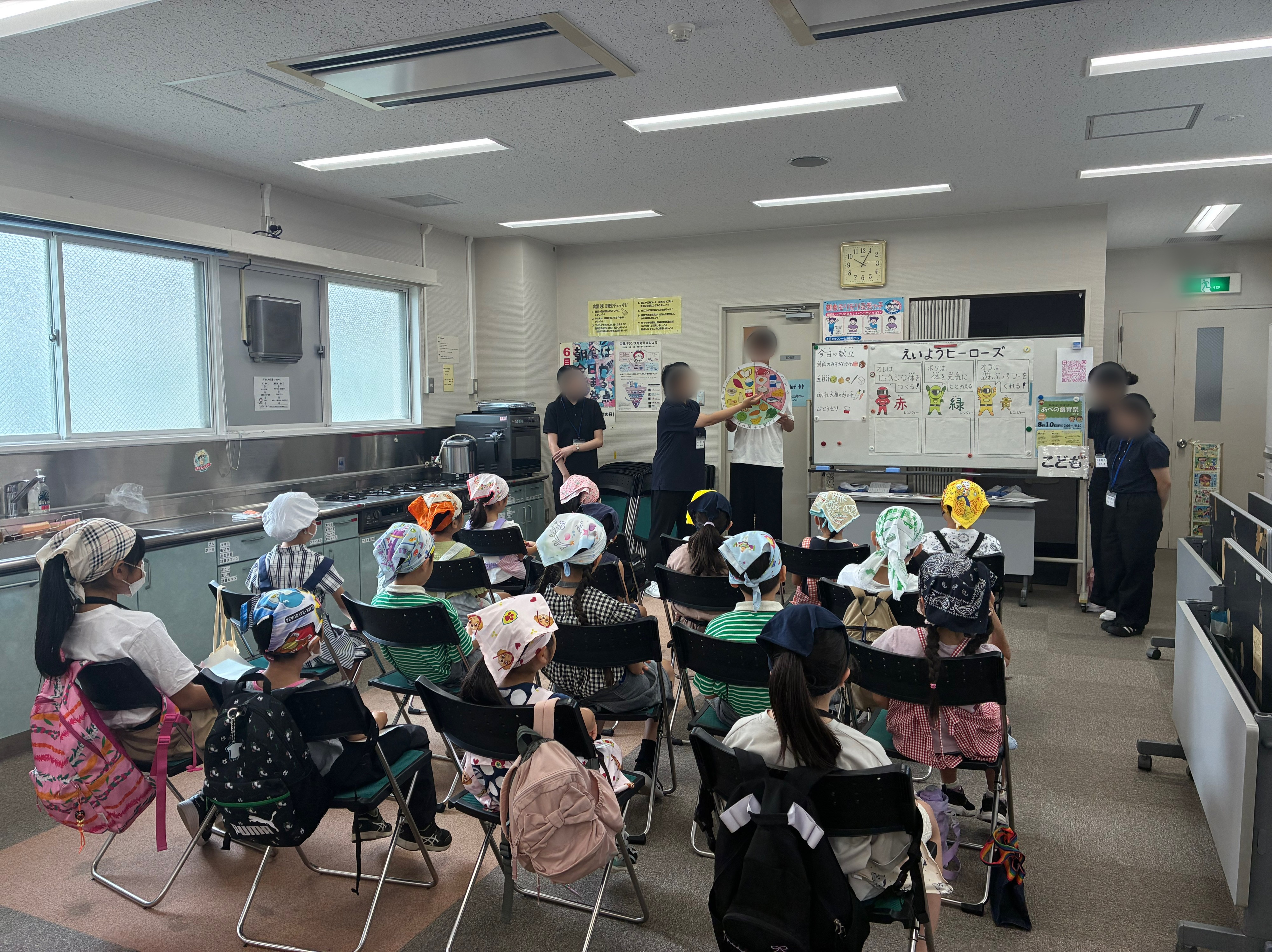 学生が栄養講話を行っている写真