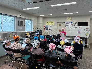 食生活改善推進員協議会がレシピの説明をしている写真