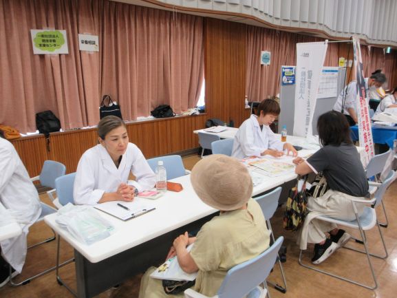 区民が管理栄養士と相談している写真