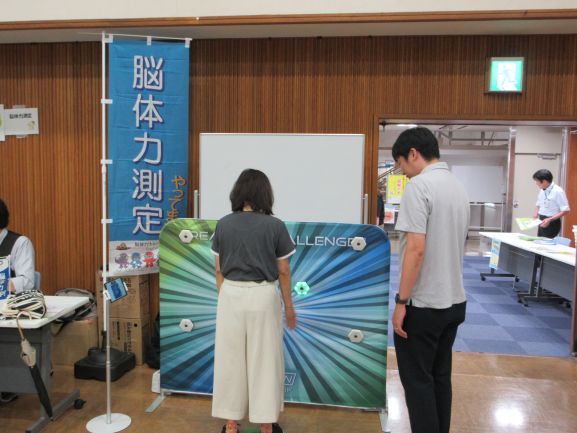 区民が脳体力測定をしている写真