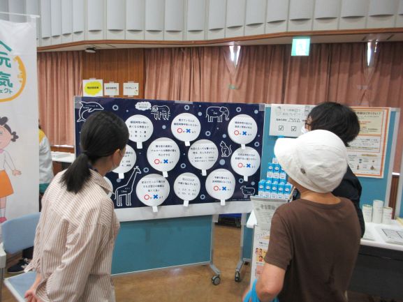 区民に健康啓発のクイズをしている写真