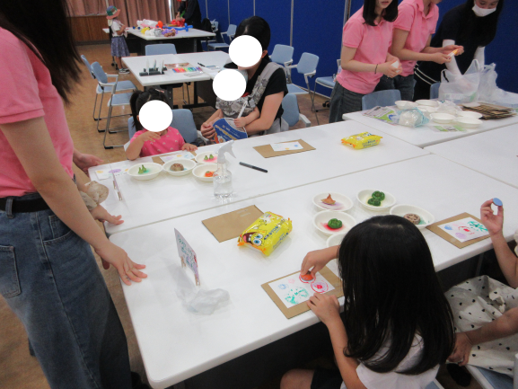 子どもが野菜スタンプをする様子