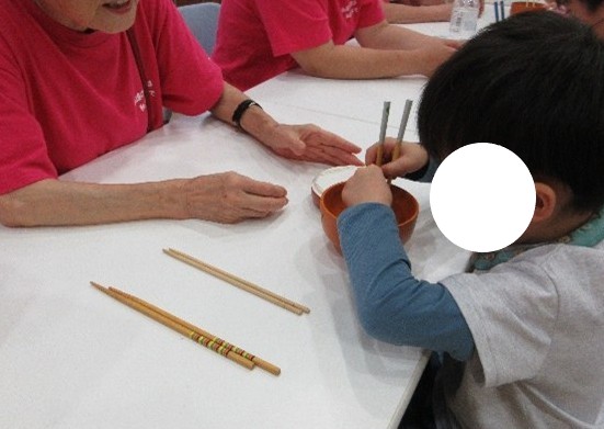 こどもが豆運びをする写真