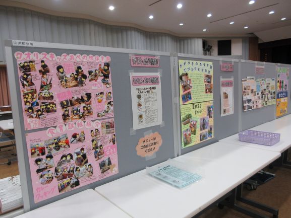 子どもたちの写真つきで食育活動を説明しているポスターをたくさん壁に貼っている写真