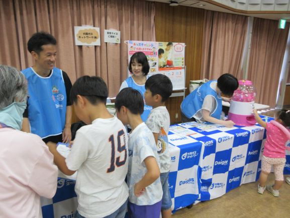 子どもたちがクイズをする様子