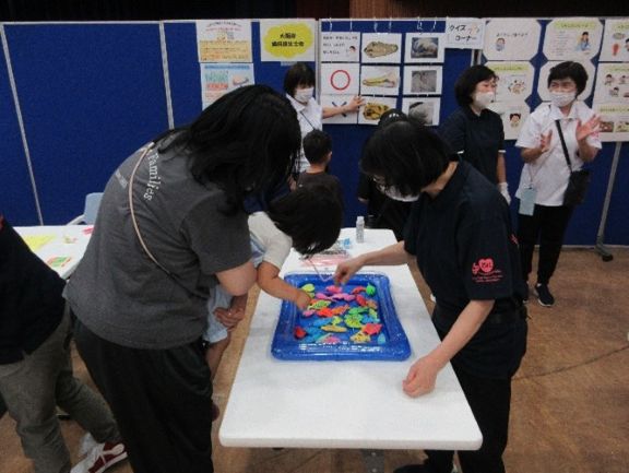 歯科衛生士会ブースを楽しむ写真